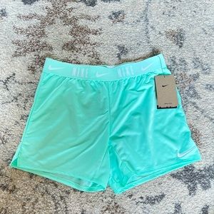 Nike Girls’ Trophy 6” Shorts - size Large